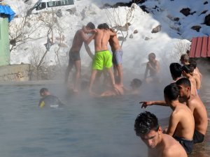 Kar ve eksi 20 derece soğukta kaplıca keyfi