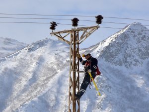 VEDAŞ ekipleri zorlu kış koşulları altında mesai yapıyor