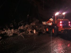 Hakkari-Van karayoluna dev kayalar düştü