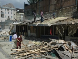 Esnaflar kulübelerini boşalttı