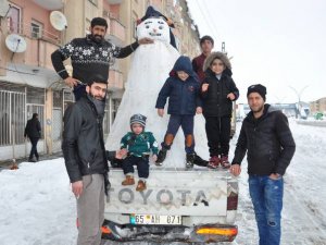 Kardan adamla şehir turu attı