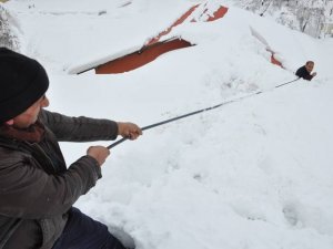 Ekmekleri ipin ucunda