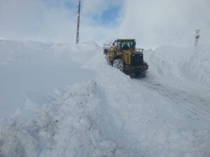 Hakkari'de 23 yerleşim yeri ulaşıma kapandı