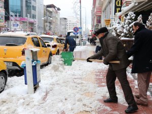 Van’da yoğun kar yağışı
