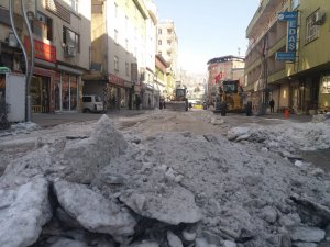 Hakkari’de buzla mücadele çalışması