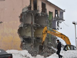 49 yıllık binanın yıkımına başlandı