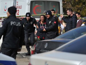 Çocuklarının gözü önünde eşini öldürdü!