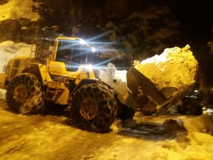 Hakkari'de karla mücadele sürüyor