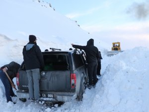 Dağda mahsur kalan belgesel ekibi kurtarıldı