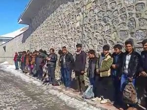minibüsten 41 kaçak göçmen çıktı