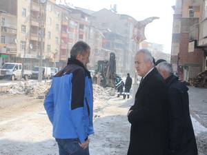 Hakkari'de belediye ekipleri buz kırdı