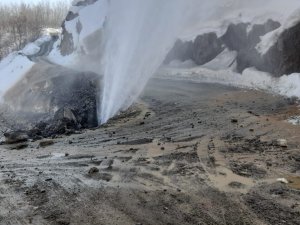Su hattı patladı, ekipler anında müdahale etti