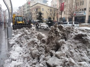 Belediye ekipleri karla mücadele ediyor