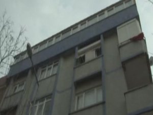 Öfkeli koca dehşeti: Karısını balkondan attı