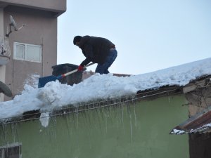 Canını hiçe sayarak çatı temizledi