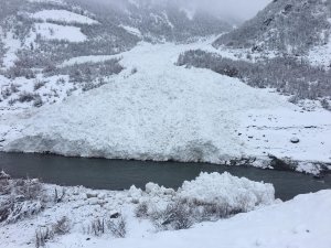 Beytüşşebap Habur Çayına çığ düştü