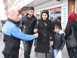 Polisler, Kadınlar Gününü Kutladı