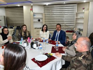 Vali Akbıyık, kadın polislerle yemekte bir araya geldi