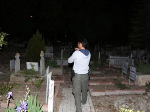 Babasının mezarı başında annesini boğarak öldürdü