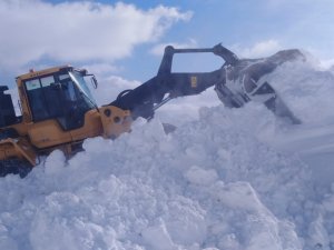 Hakkari’de 64 yerleşim yeri ulaşıma kapandı