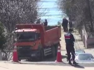 Define ararken göçük altında kaldılar !
