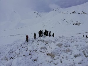 Hakkari-Şırnak karayoluna 10 ayrı noktada çığ düştü