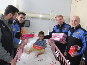 Hakkari polisi sevindirmeye devam ediyor