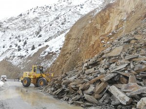 Hakkari-Çukurca karayoluna düşen kayalar temizlendi