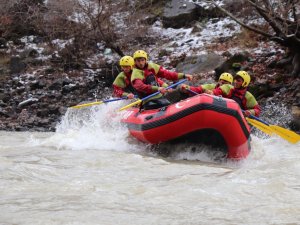 Zap Nehri’nde rafting heyecanı