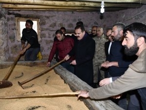 Vali Akbıyık, tarihi değirmende incelemelerde bulundu