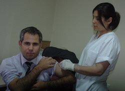 BAŞHEKİMİ DOMUZ GRİBİ AŞISI OLDU