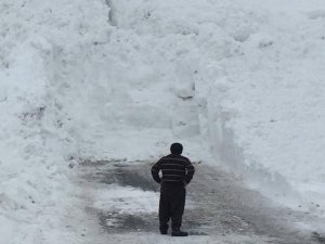 Hakkari-Şırnak karayoluna inen çığlar temizlendi