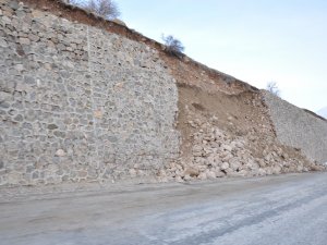 Yüksekova’da istinat duvarı çöktü