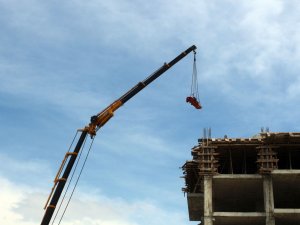 İnşaat işçisinin cansız bedeni vinçle indirildi