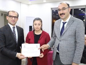 Çukurca belediyesinden kaymakam Ayca'ya plaket