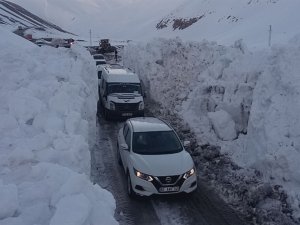 Çığ nedeniyle ulaşıma kapanan yol açıldı