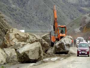 Hakkari - Van karayoluna dev kayalar düştü