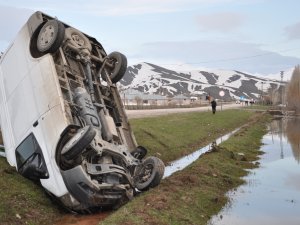 Minibüs takla attı: 2 yaralı