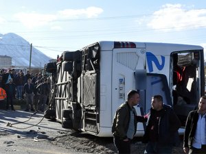 Yolcu otobüsü ile tır çarpıştı: 34 yaralı