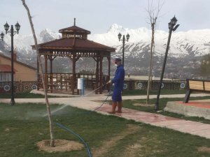 Hakkari’de park ve bahçeler ilaçlandı