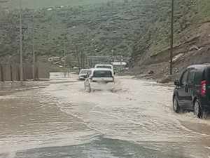 Hakkari-Çukurca karayolu sel suları altında kaldı