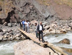 çamurlu suda şifa buluyorlar