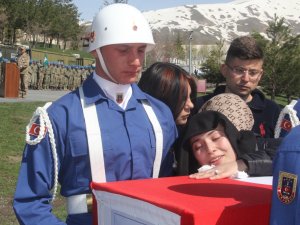 Hakkari’de yürek yakan şehit töreni