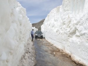 Kar kalınlığı yer yer 5-10 metreyi buluyor