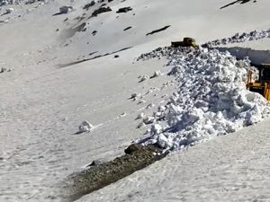 Haziran ayında yayla yollarında karla mücadele