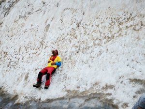 Karlı dağlara yürüyüş gerçekleştirdi