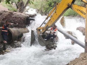 İş makinası ağzında zorlu çalışma