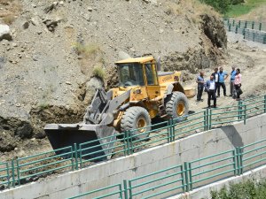 Belediye Mezarlık İçin Yeni Yol Açtı