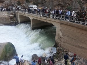 Yüksekova'da bir kişi bisikletiyle suya uçtu