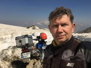 Motosikletiyle Sat Gölleri’ne çıktı